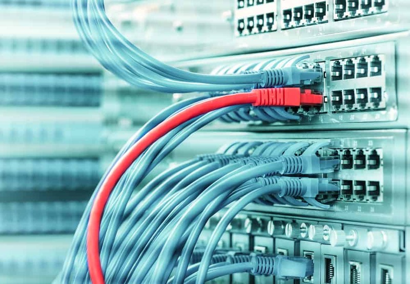 Một mạng LAN Ethernet thường sử dụng cáp xoắn đôi hoặc cáp quang hiện đại hơn