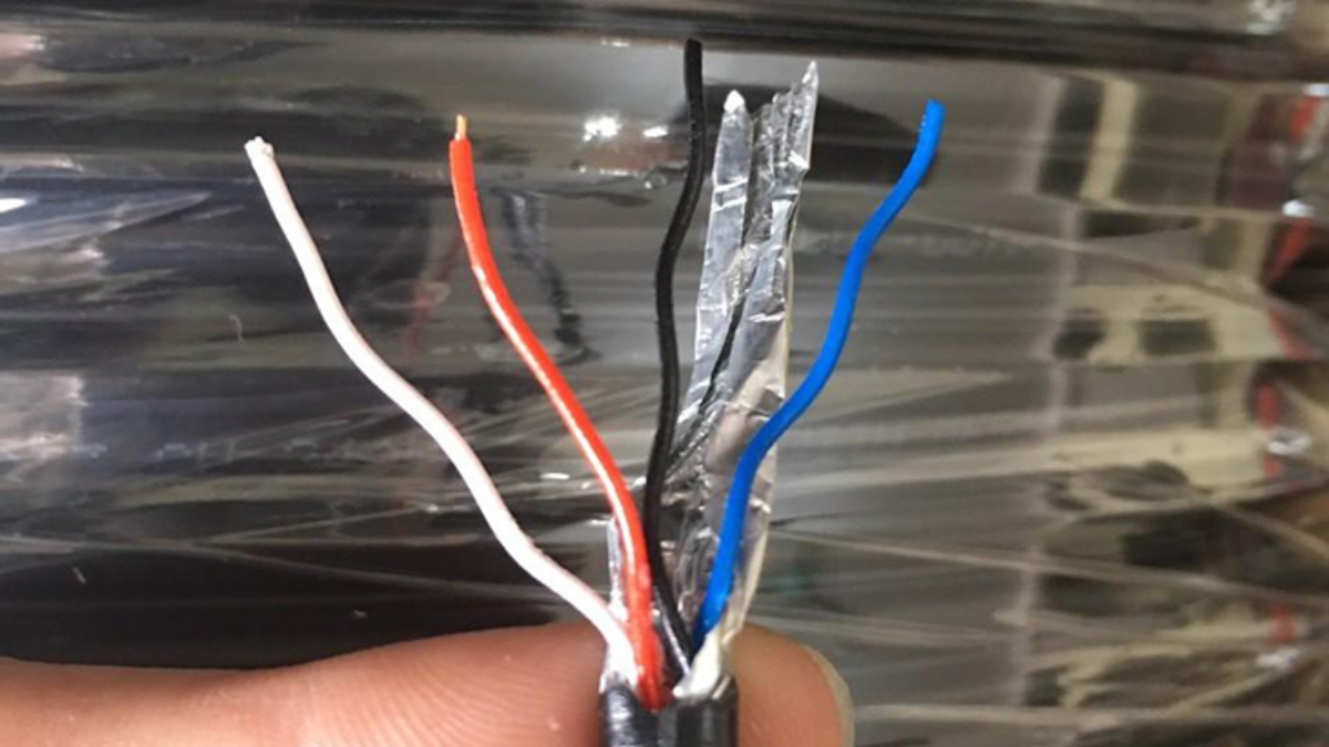 Sử dụng kìm bấm chuyên dụng hoặc kéo cắt dây để tách phần vỏ nhựa bên ngoài