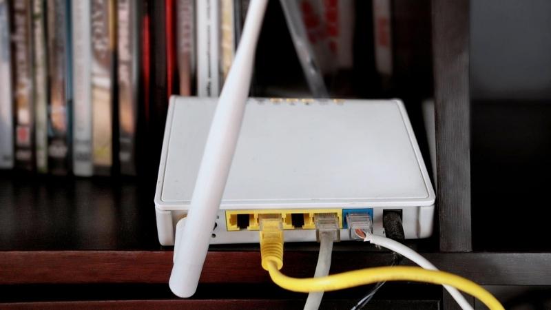 Kết nối máy tính với internet bằng cáp Ethernet qua cổng WAN ở sau modem