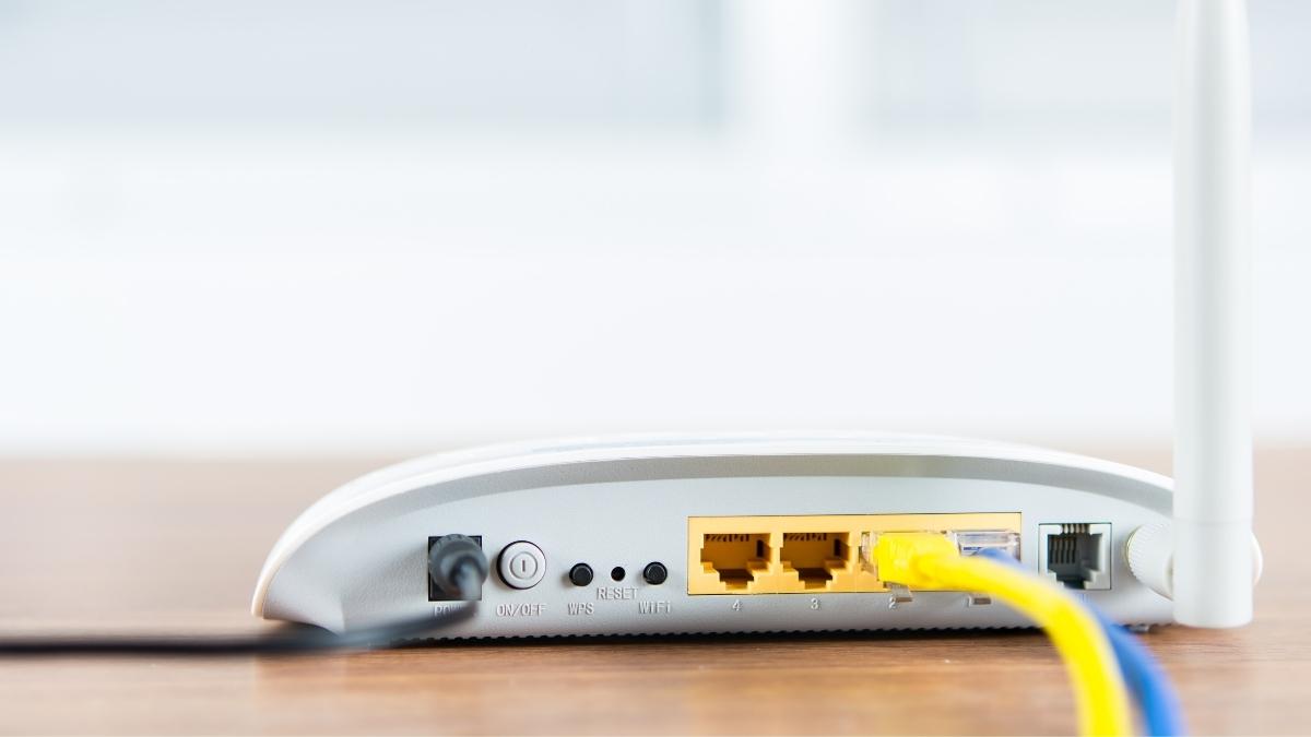 Kết nối trực tiếp từ máy tính của bạn đến modem hoặc router Wi-Fi bằng cáp mạng qua cổng LAN