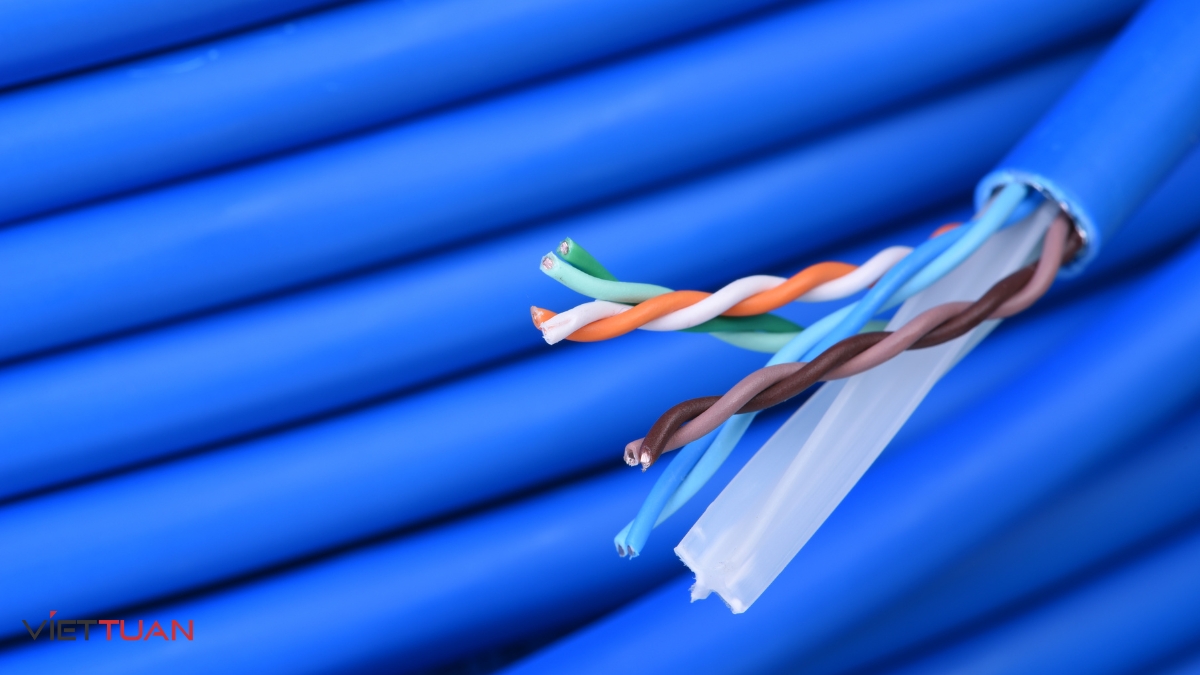 Cáp UTP (Unshielded Twisted Pair) là một loại dây cáp mạng không chống nhiễu, được tạo thành bởi hai sợi dây dẫn xoắn chặt vào nhau