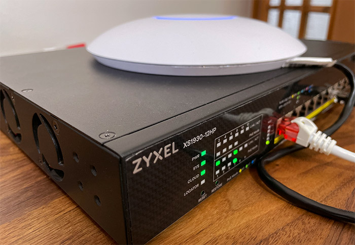 Kết nối Unifi U6-PRO với Switch Zyxel XS1930 hỗ trợ cấp nguồn PoE