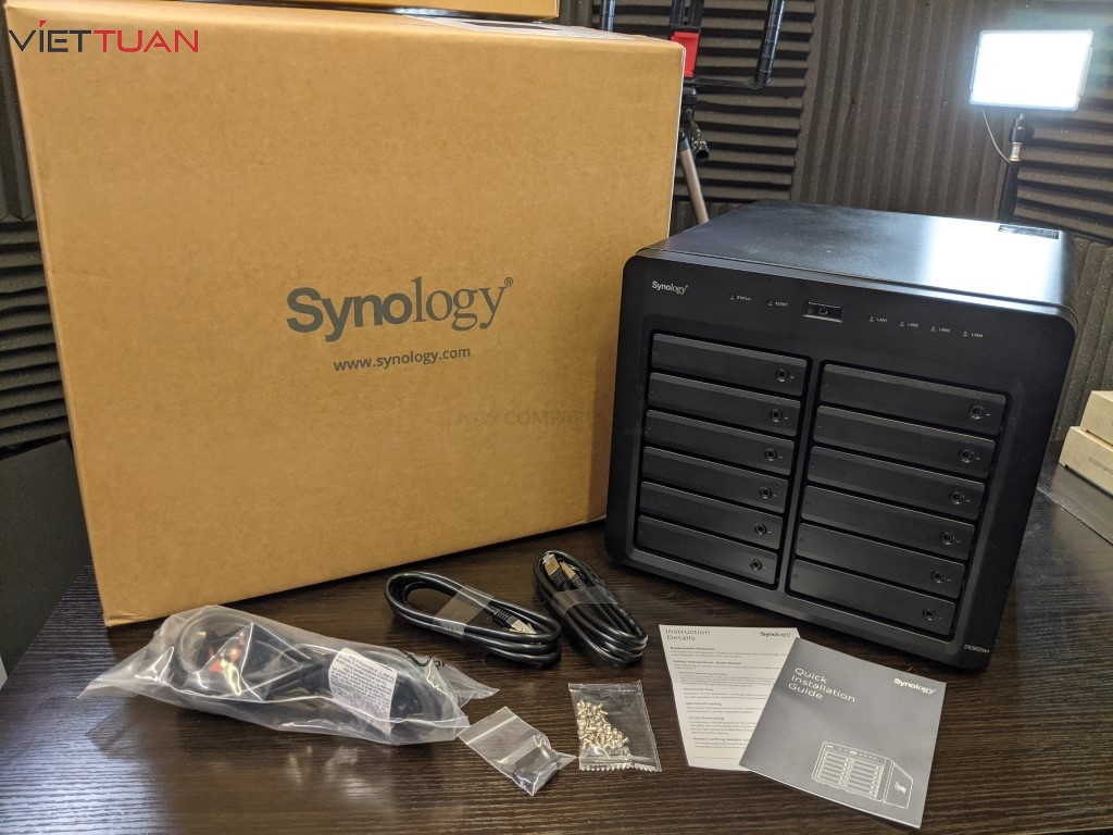 Sản phẩm Synology RS3622xs+ và các linh kiện kèm theo
