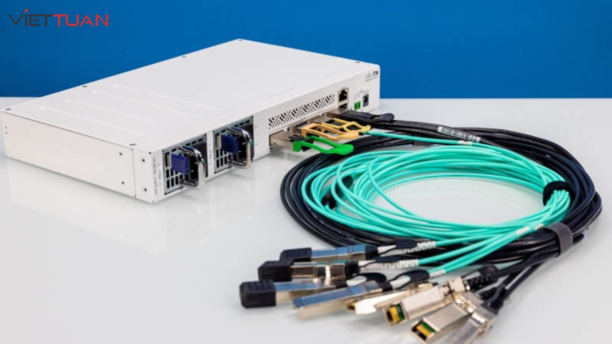 thiết bị được trang bị 4 cổng Ethernet QSFP28 có băng thông lên tới 100 GbE