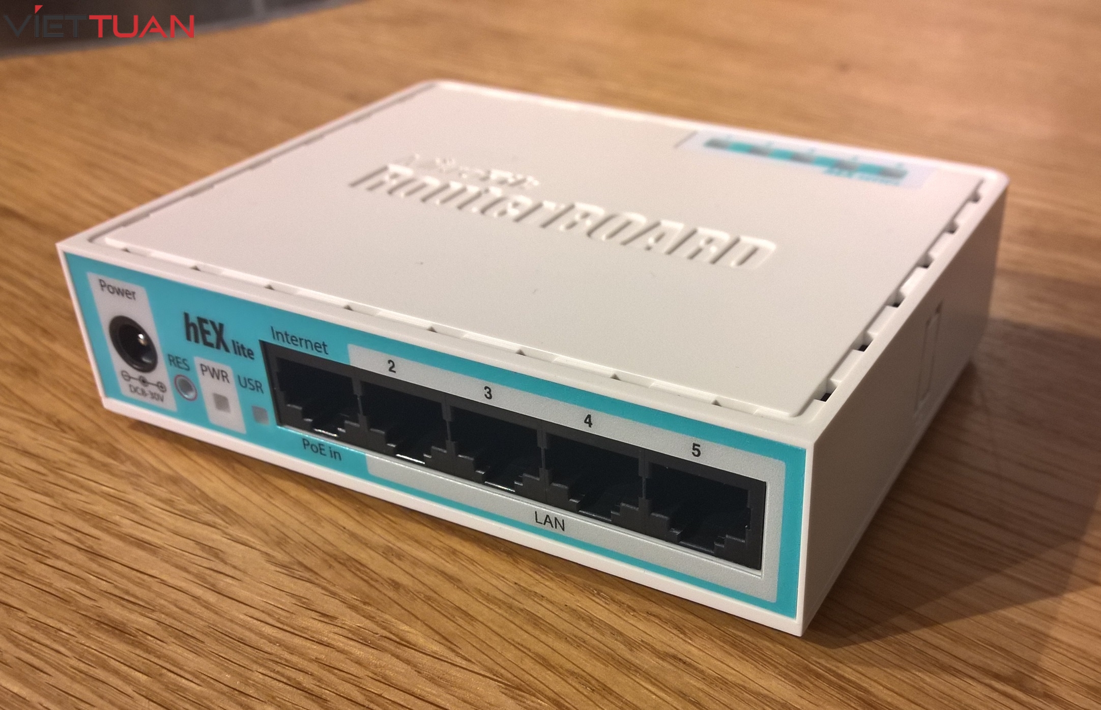 Sản phẩm MikroTik hEX RB750Gr3 là một router được thiết kế và sản xuất bởi công ty MikroTik