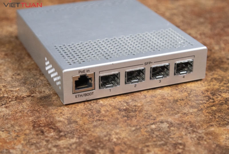 Thiết bị được trang bị sẵn 1 cổng Gigabit Ethernet (10/100/1000 Mbps) và 4 cổng SFP+ 10Gbps