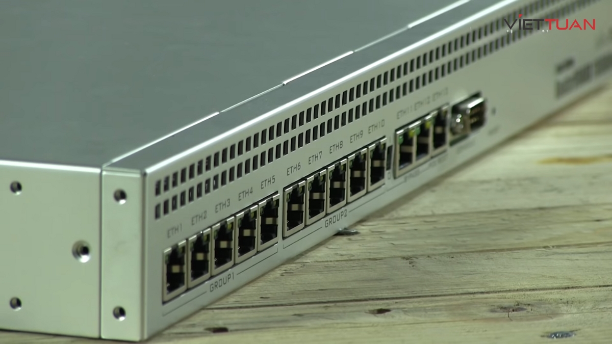 RB1100AHx4 được trang bị 13 cổng Gigabit Ethernet, 1 x microSD, và 1 x Serial console port RS232.