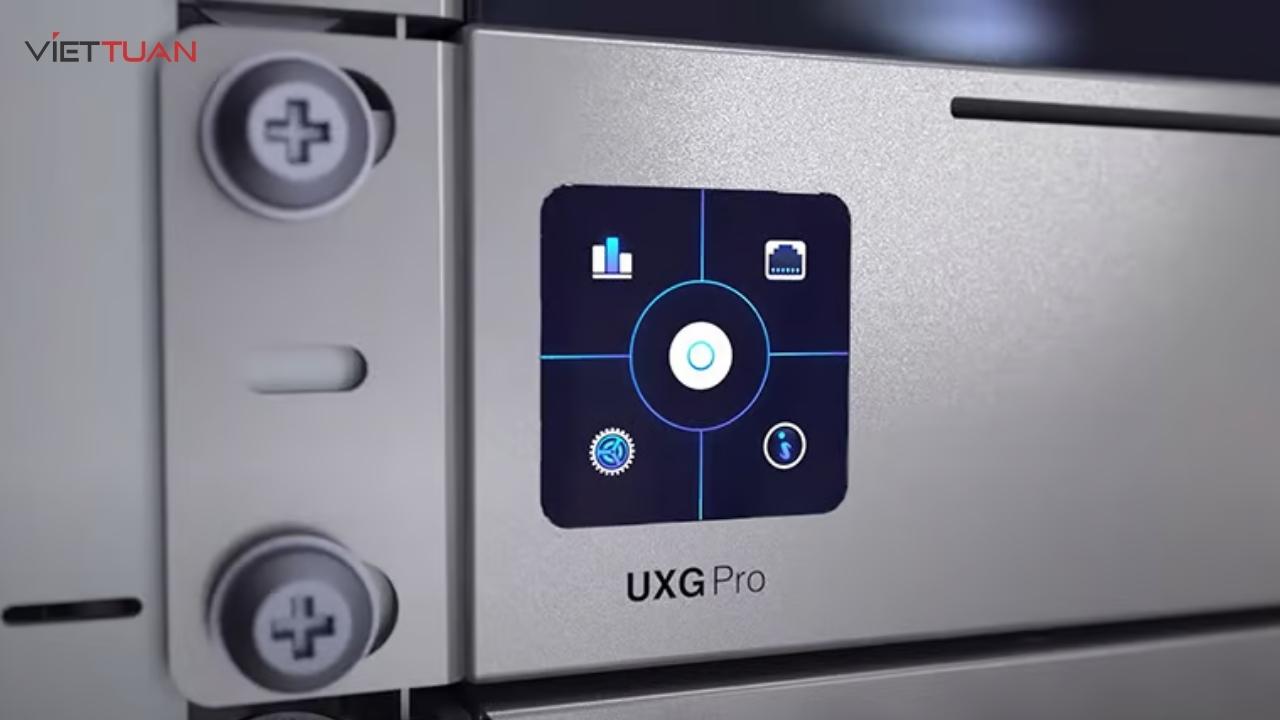 LCM display của UXG-PRO có kích thước 1.3 inch, cho phép hiển thị nhiều thông tin