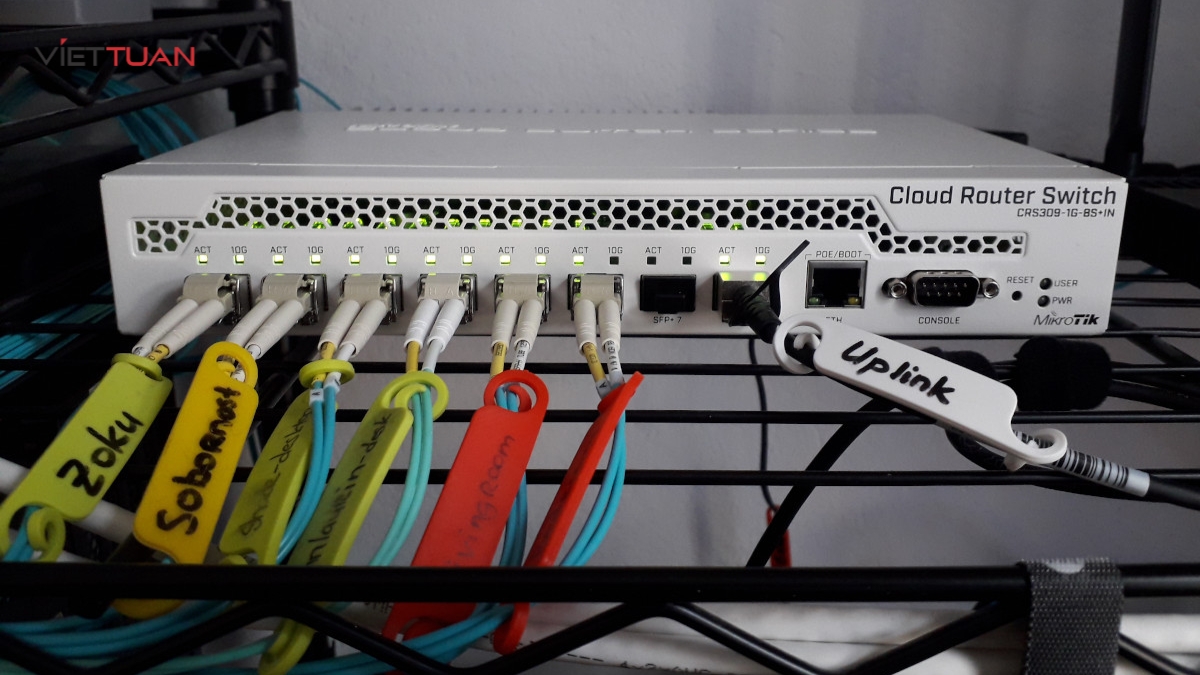 Thiết bị hỗ trợ 1 cổng Gigabit Ethernet (GbE) và 8 cổng SFP+ (10 GbE)