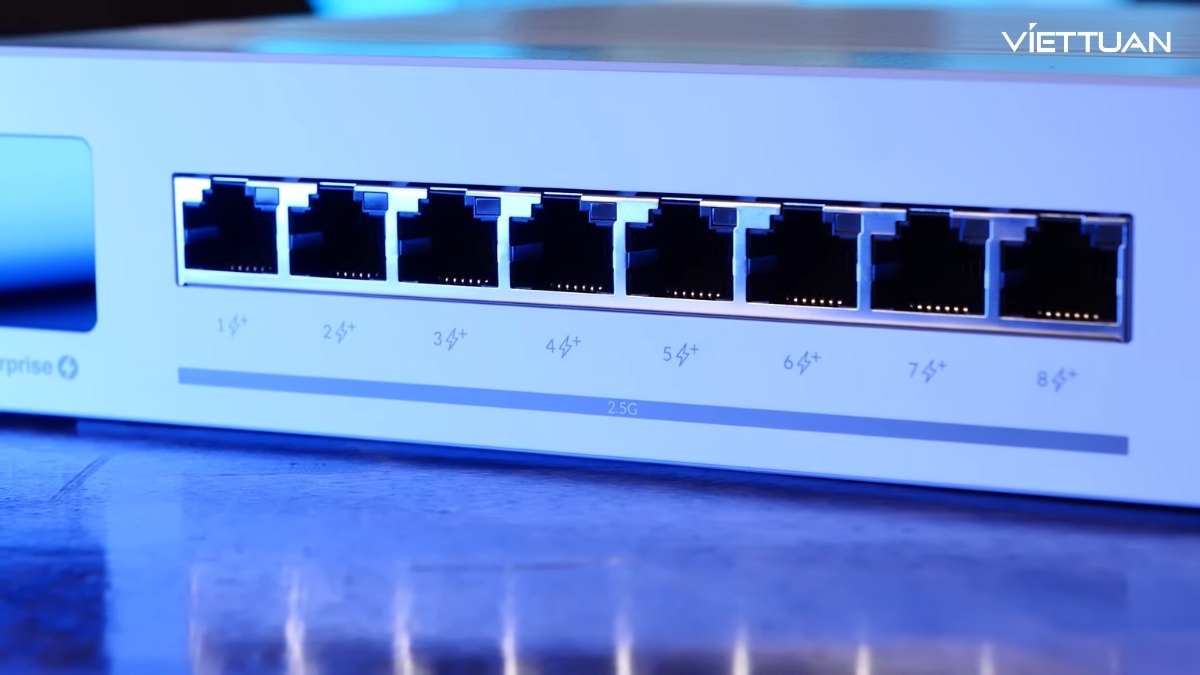 8 cổng RJ45 hỗ trợ công nghệ Power over Ethernet (PoE) trên thiết bị