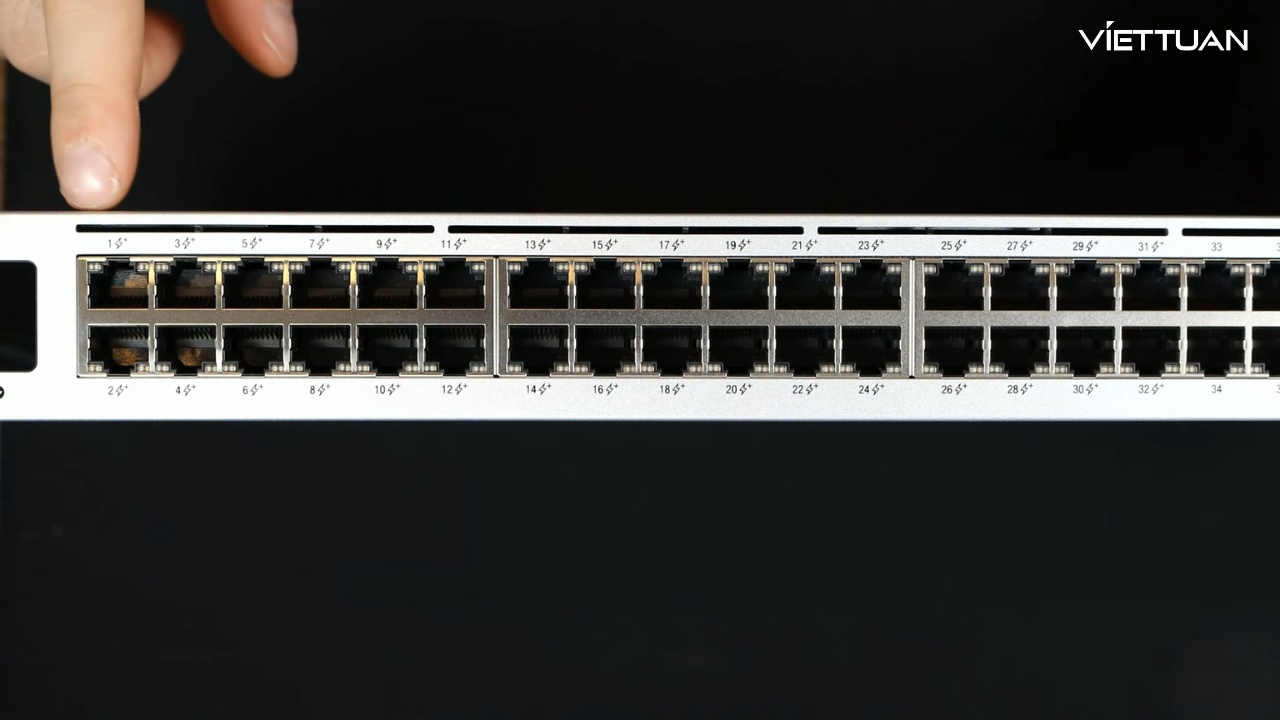 32 cổng 802.3at PoE +  giúp cung cấp nguồn điện qua Ethernet cho các thiết bị bên ngoài 